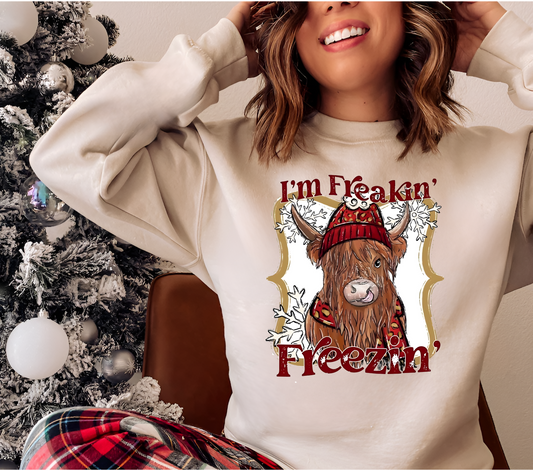 Women's Unisex I'm Freakin Freezin Highland Cow Christmas Crewneck Sweatshirt